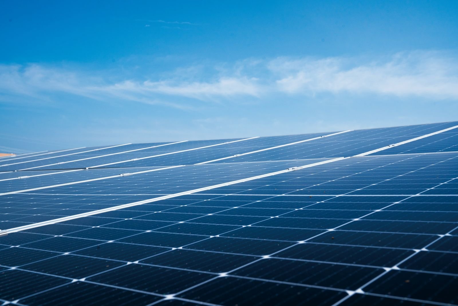 Nahaufnahme von Solarmodulen unter blauem Himmel