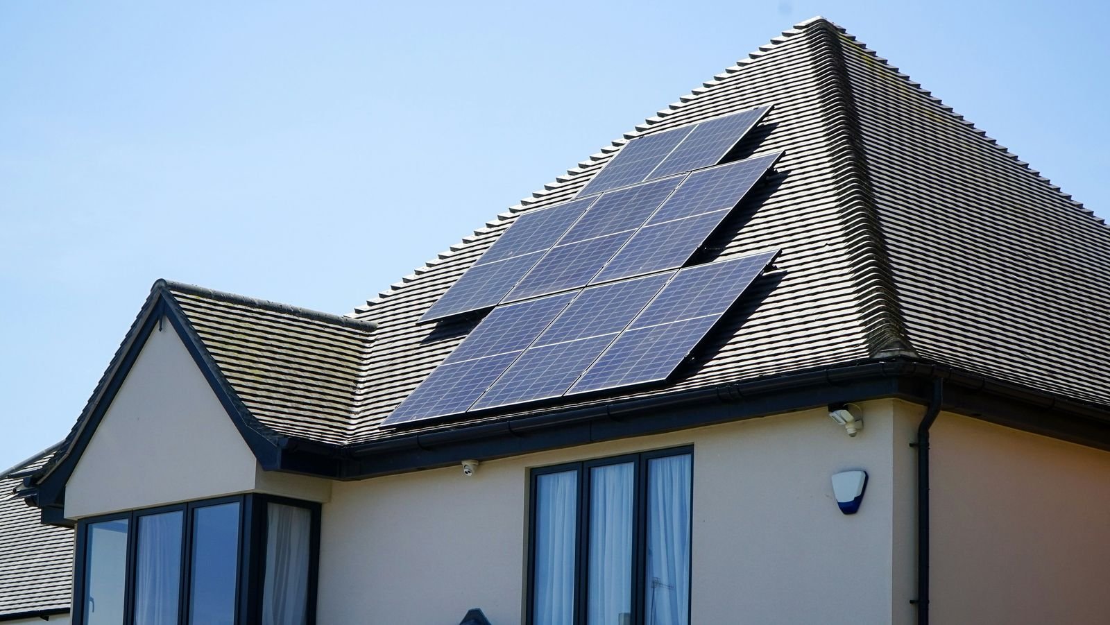 Wohnhaus mit Photovoltaik-Modulen auf dem Dach